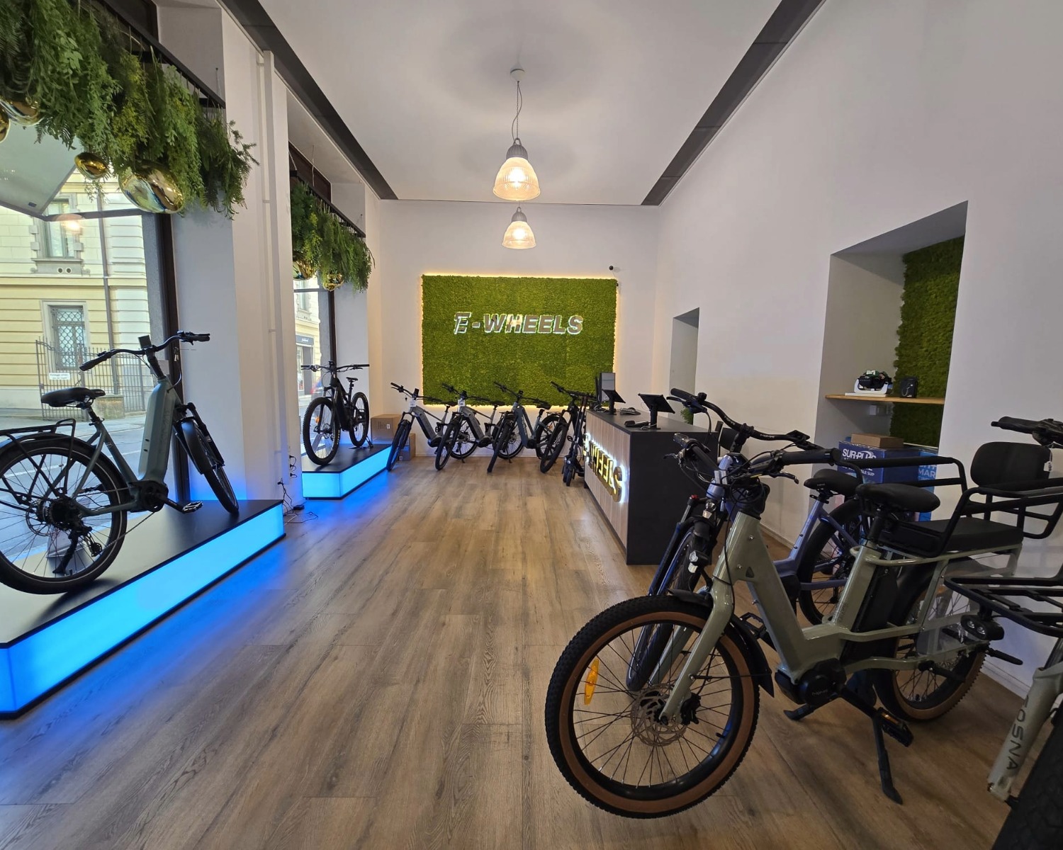 E-Wheels Lugano – Interieur mit E-Scootern (Bild 3)